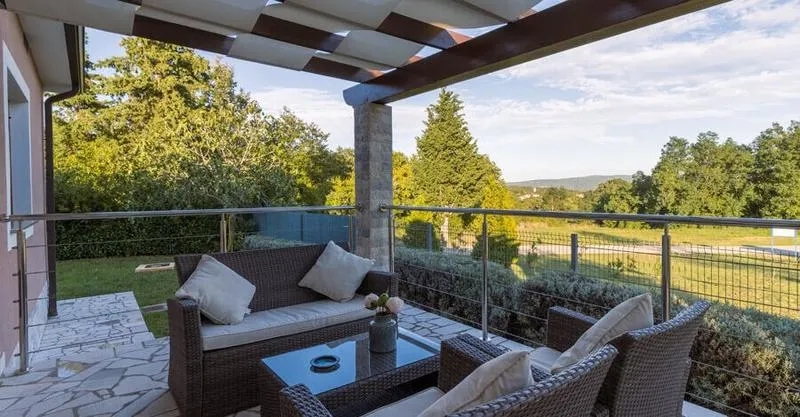 Jak efektywnie zbudować taras na skarpie i cieszyć się widokiem?