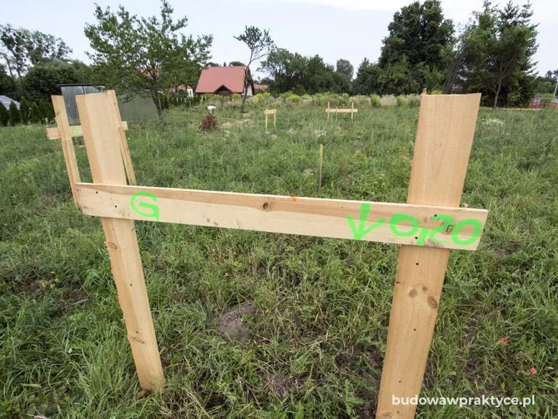 Jak prawidłowo wykonać wytyczenie fundamentów domu krok po kroku?