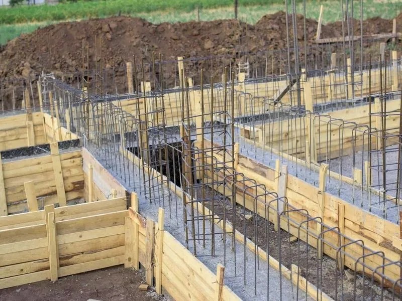 Jak skutecznie szalować fundamenty pod ogrodzenie krok po kroku