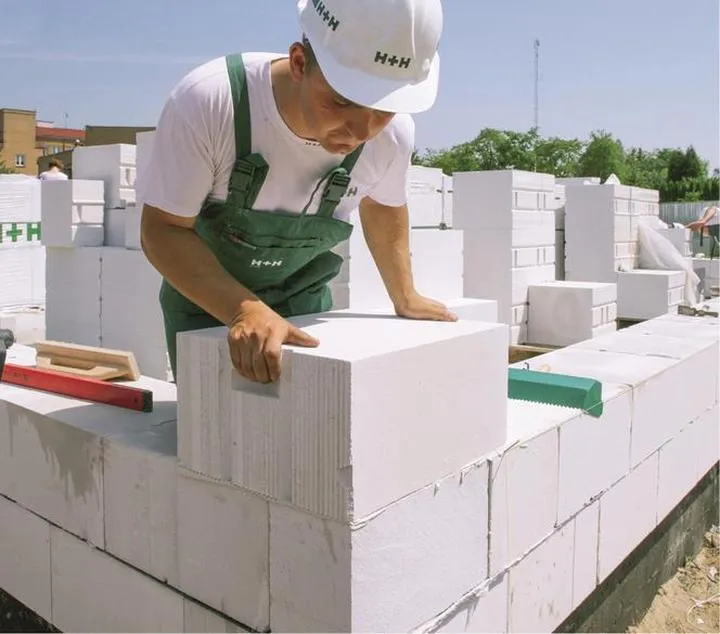 Jak skutecznie zaplanować murowanie ścian w budowie domu?