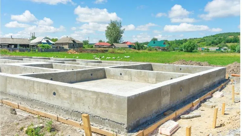 Jak wybrać odpowiednie fundamenty: różnice między płytkimi a głębokimi rozwiązaniami budowlanymi