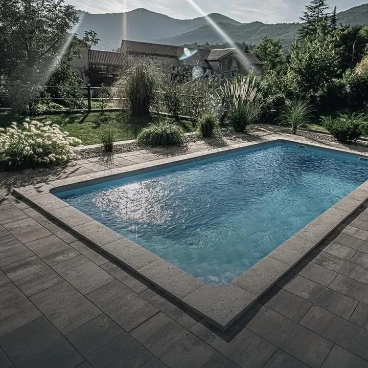 Jak wygląda koszt budowy basenu zewnętrznego i na co zwrócić uwagę?