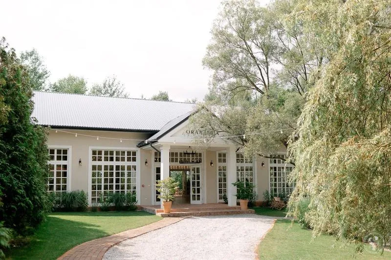 Jakie są koszty budowy oranżerii i na co zwrócić uwagę?