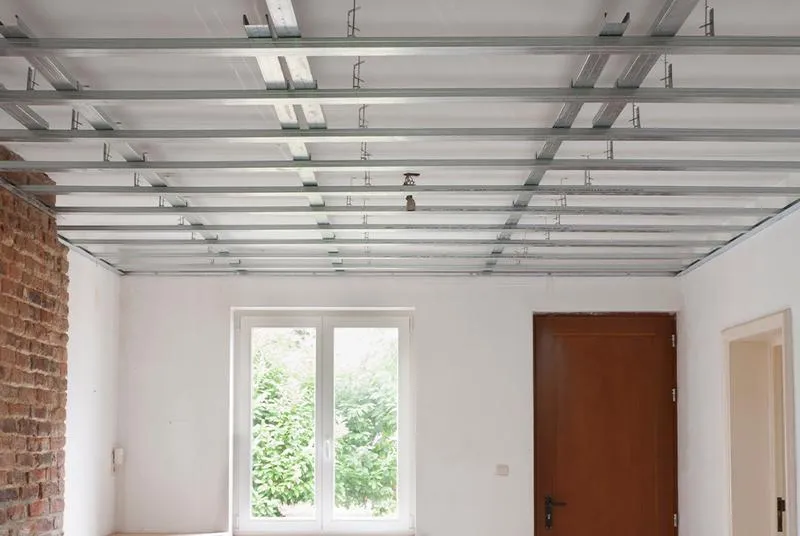 Prosty przewodnik: jak skutecznie zamontować stelaż pod regipsy na ścianie