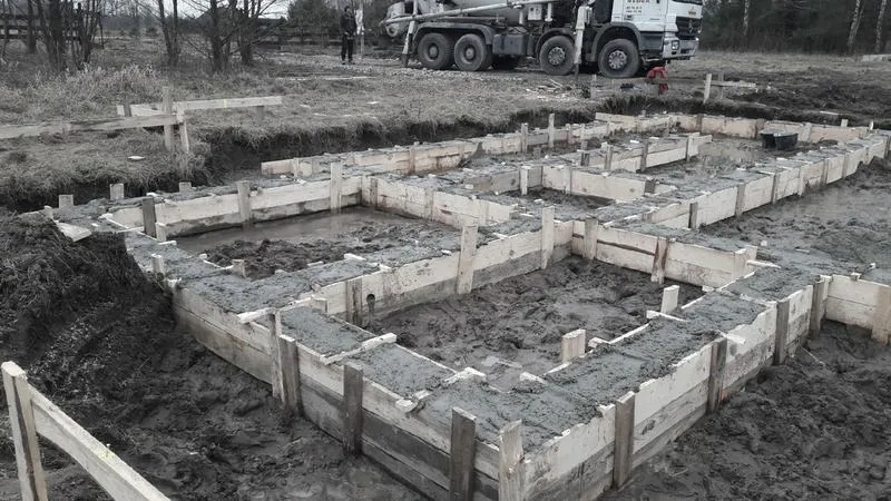 Przewodnik po budowie: Jak zbudować dom drewniany całoroczny krok po kroku