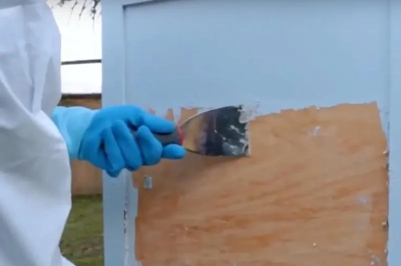 Skuteczne metody na to, jak ściągnąć farbę z drewna w prosty sposób