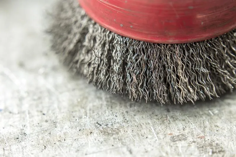 Skuteczne metody na to, jak usunąć farbę z blachy ocynkowanej