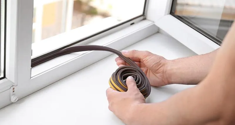 Skuteczne metody na uszczelnienie szczelin między oknem a parapetem