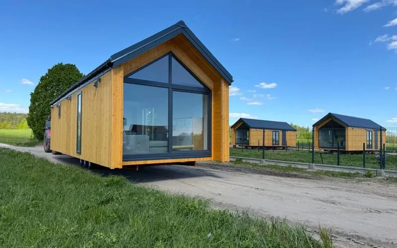 Zalety domku holenderskiego na fundamencie – komfort i trwałość w twoim ogrodzie