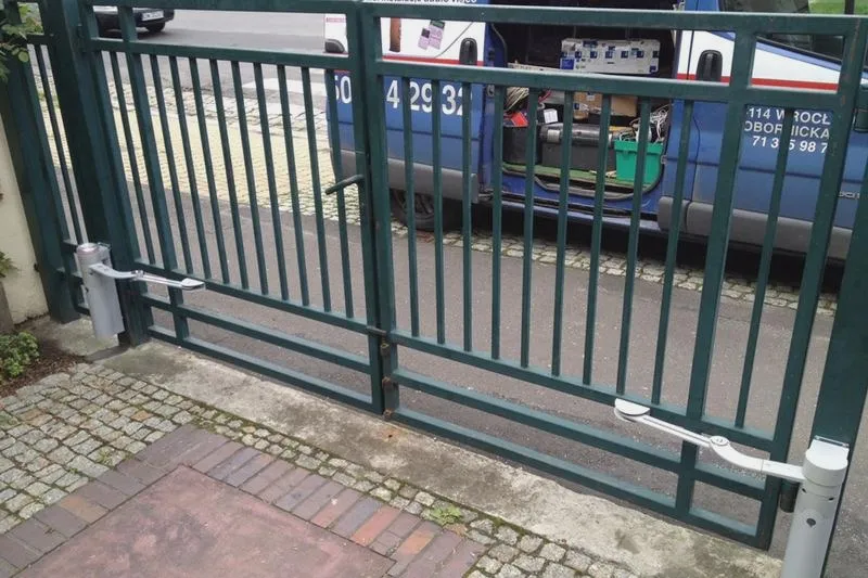 Zamontuj automat do bramy przesuwnej samodzielnie – krok po kroku