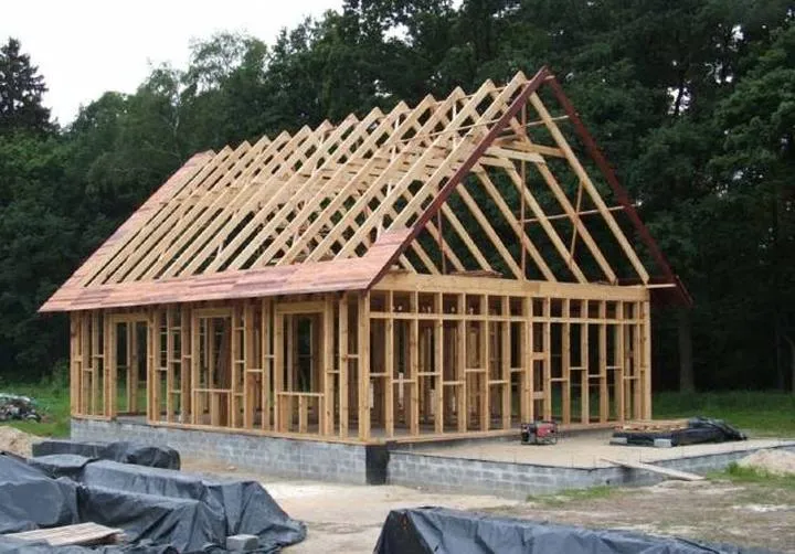 Praca przy budowie domów drewnianych